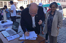 Signature gathering for sending to the Pope